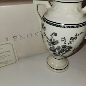 BLACK TOILE FLORAL ELEGANCE HANDLED VASE PLTINUM TRIM